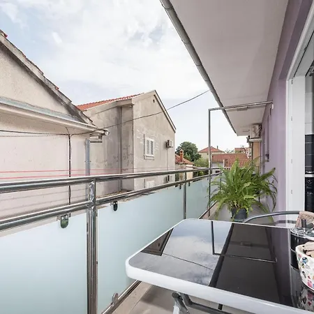 Lavi Apartment